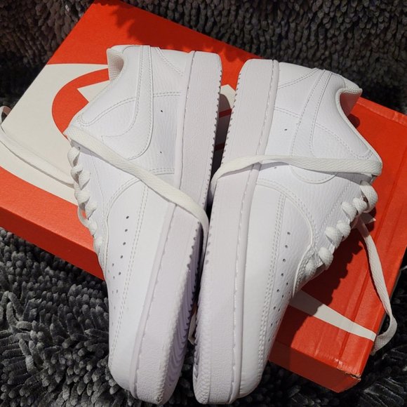 WOMAND'S NEW NIKE 8    $60 FRIM - Picture 3 of 6